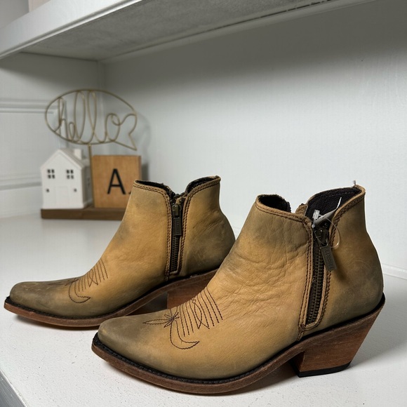 LIBERTY Black Shoes - Liberty Black Women’s 7 Western Ankle Boots Tan Leather Cowgirl Booties NWT